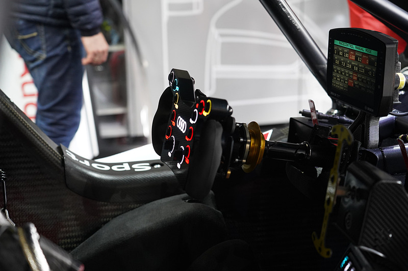 ピットスペースに置かれた車両だけに、レース中は見ることができないような部分も撮影できた