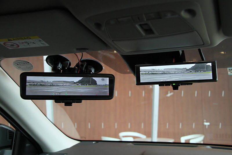 左が従来のインテリジェントルームミラー、右が次世代型インテリジェントルームミラー。画像の鮮明さとともにサイズが縮小されているのが分かる