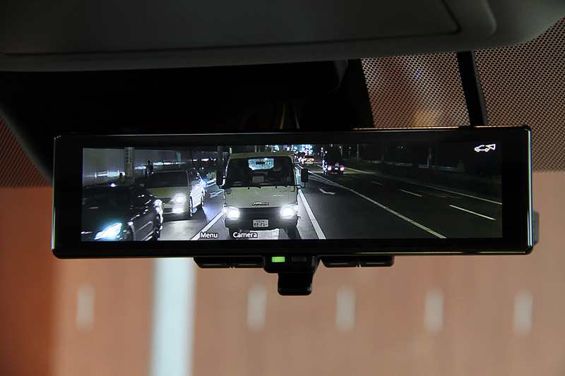 次世代型インテリジェントルームミラーのデモでは、昼と夜に走行した際に録画した映像が流された。特に夜の映像はこれまで以上に鮮明であることが確認できた