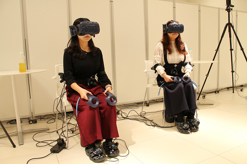 ゴーグル越しに見えるARアバターと双方向の会話を楽しみながら目的地まで快適に移動するという、Invisible-to-Visible（I2V）のデモンストレーション