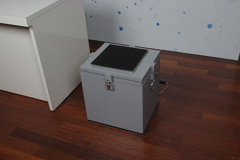 音響メタマテリアルは周期構造と膜で構成される軽量な遮音材料