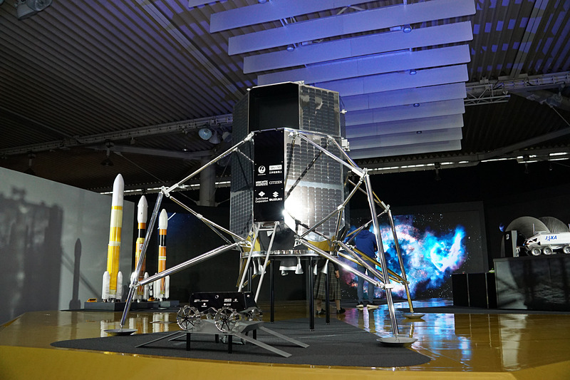 JAXAとトヨタ自動車が作る月面探査車「有人与圧ローバ」の展示や、JAXAとispaceが月面での資源開発の可能性を探るために行なっている最新技術を紹介