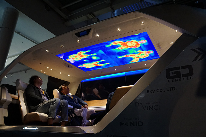 天井部分にモニターが設置され、乗員の体温が表示する