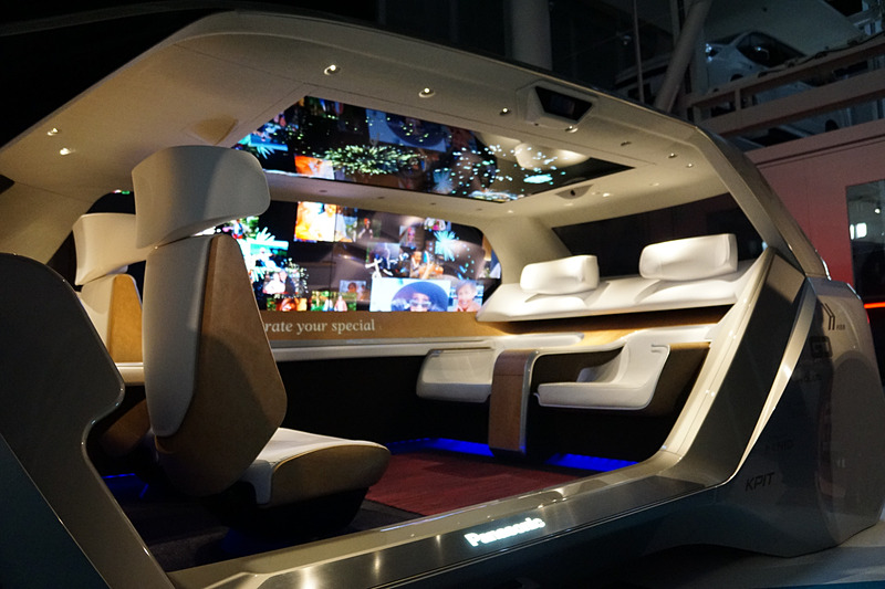 完全自動運転車の普及が想定される2030年で、「Living Room」「Business」「Relax」「Entertainment」といったシーンに応じて姿を変える未来の快適な車室内空間のコンセプトを提案する「SPACe_L」（Panasonic）