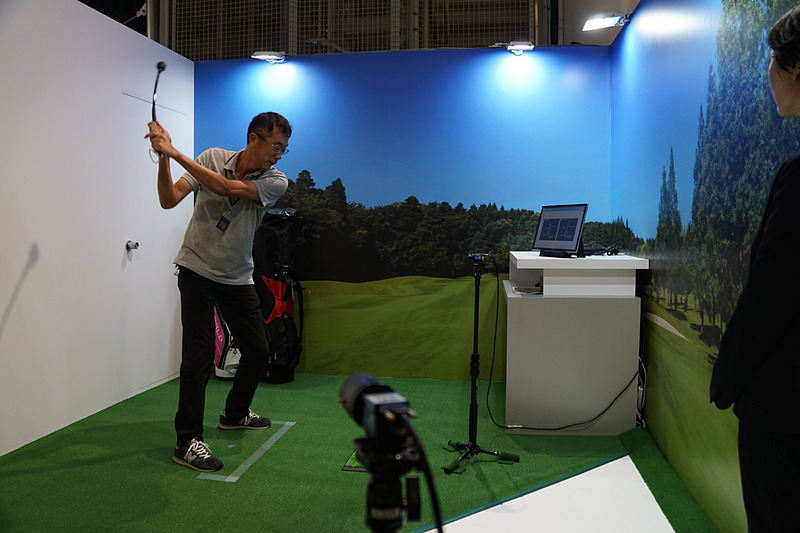 ICTを活用したスポーツ体験（富士通）。3Dセンシング技術を用いたゴルフのスイング診断