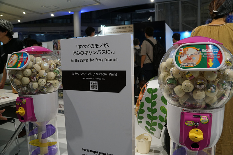 こすればいつでもはがせる最新のボディペイント画材「ミラクルペイント」（POOL）で、顔やクルマにペイントができる