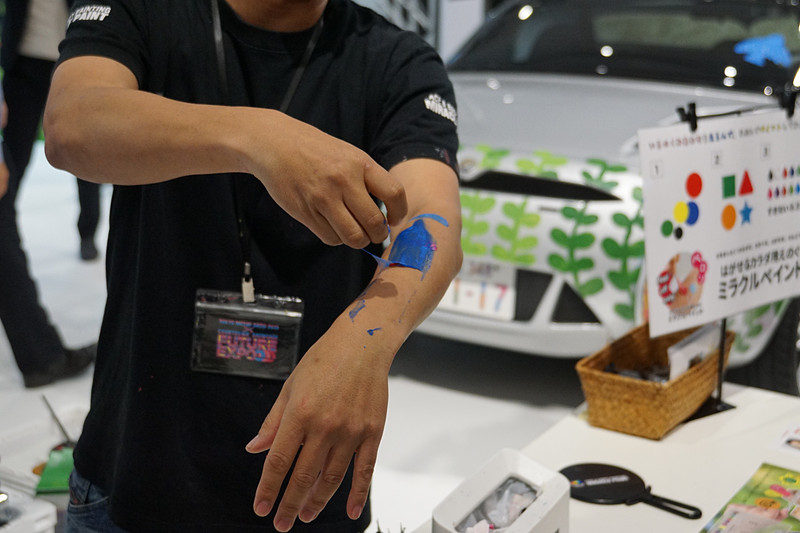 こすればいつでもはがせる最新のボディペイント画材「ミラクルペイント」（POOL）で、顔やクルマにペイントができる