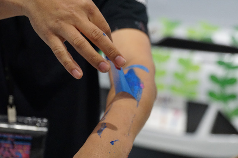 こすればいつでもはがせる最新のボディペイント画材「ミラクルペイント」（POOL）で、顔やクルマにペイントができる