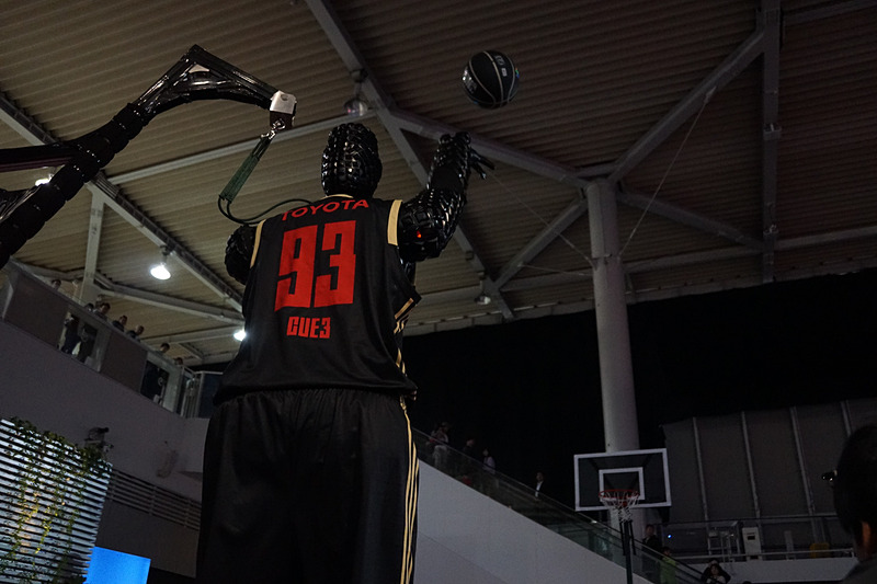 トヨタ自動車のAIバスケットロボット「CUE」