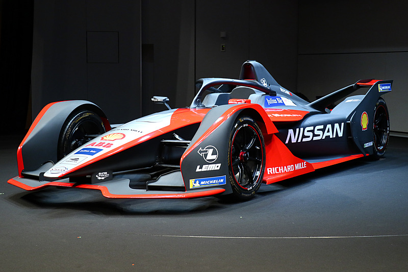 「着物」をイメージしたカラーリングを採用