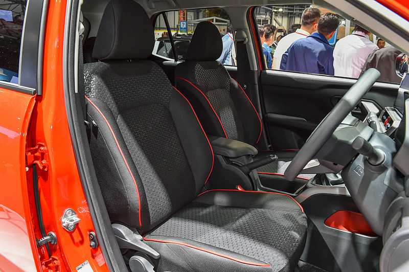 ファブリックシート（写真左がリア、右がフロント）