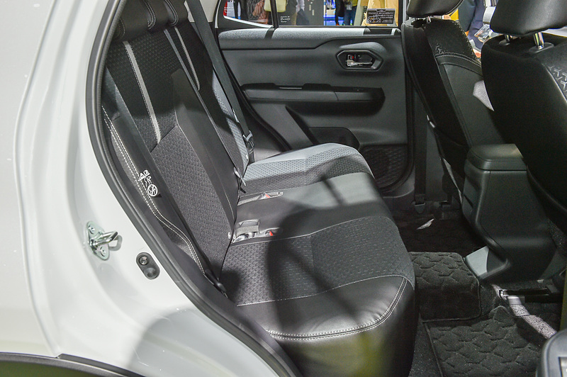 レザーシート（写真左がリア、右がフロント）