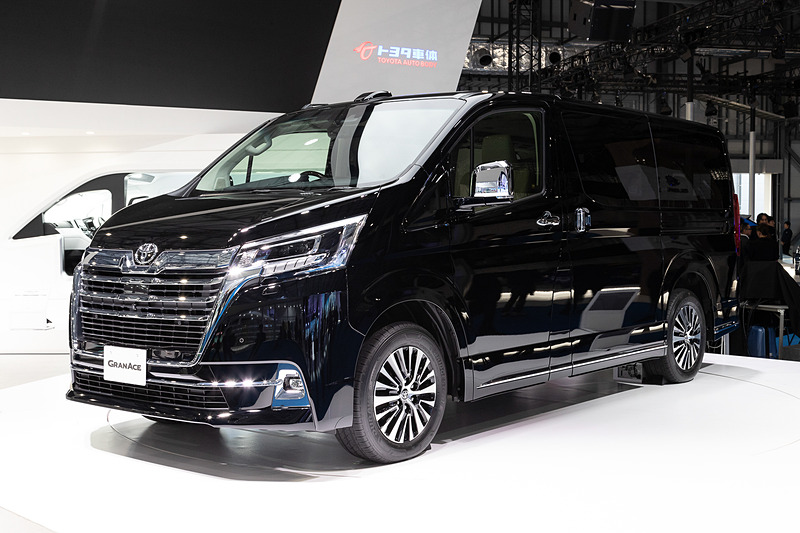 トヨタ車体ブースに初展示された新型車「グランエース」
