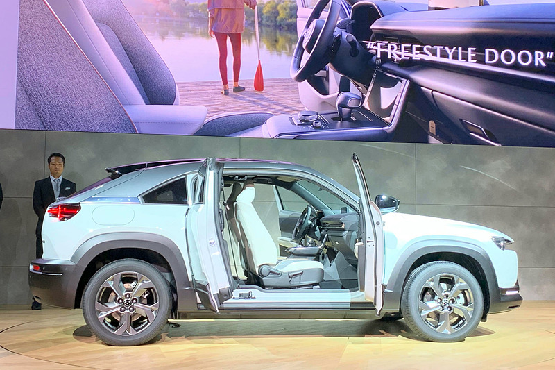 MX-30ではセンターピラーレスのセンターオープン式ドア構造を採用