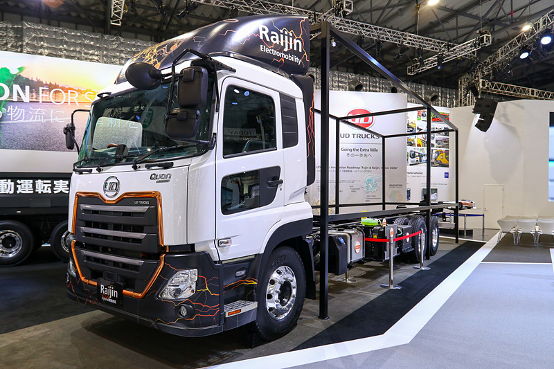 大型トラックのハイブリッド実験車両「雷神」も展示中