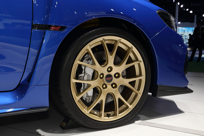 ゴールド塗装のBBS19インチアルミホイール＋シルバー塗装のブレーキキャリパー（フロント）