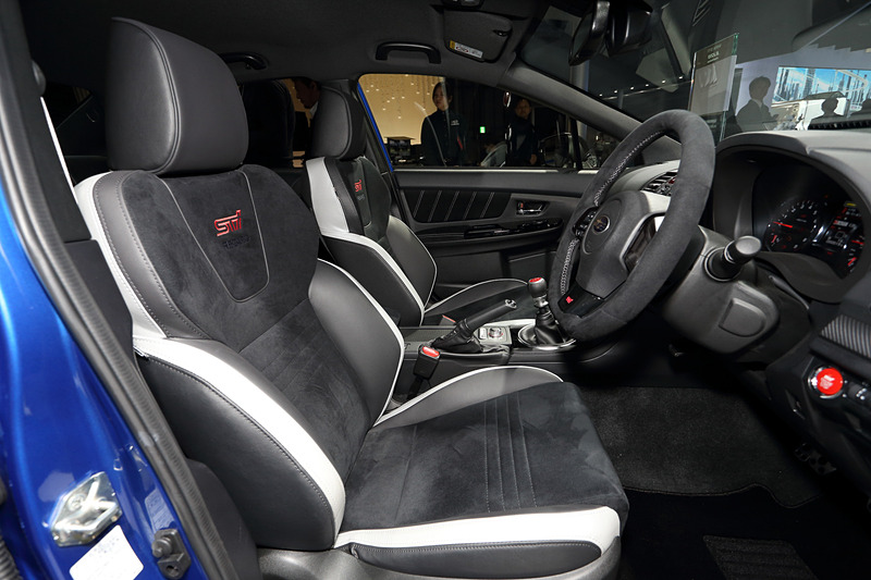 シルバー×ブラックの2トーンを基調としたレカロシート