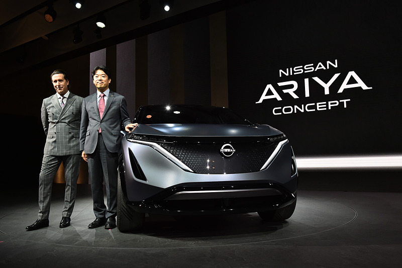 日産のプレスカンファレンスに出席した中畔邦雄副社長（右）とグローバルデザイン統括役のアルフォンソ・アルバイサ専務執行役員（左）、コンセプトカー「ニッサン アリア コンセプト」
