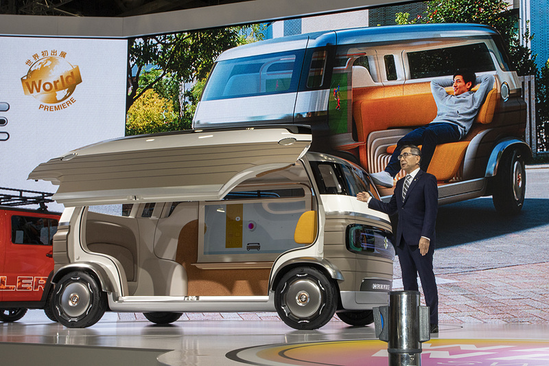 レベル5自動運転車の「HANARE（ハナレ）」は「運転以外の楽しさを考えた、クルマを所有する新たな喜びを提案するコンセプトモデル」とのこと。室内はほどよい大きさのくつろぎ空間になっている