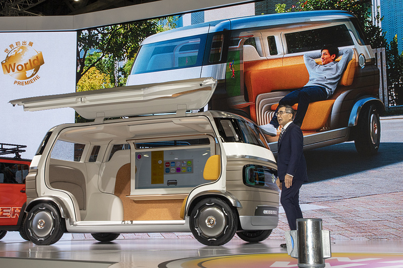 レベル5自動運転車の「HANARE（ハナレ）」は「運転以外の楽しさを考えた、クルマを所有する新たな喜びを提案するコンセプトモデル」とのこと。室内はほどよい大きさのくつろぎ空間になっている