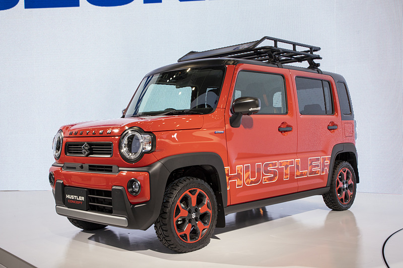 ステージ上の「HUSTLER CONCEPT（ハスラーコンセプト）」。このまま市販してもいいくらいできあがっていた。フロアにも2台置いてあり、こちらは車内へ乗り込みも可能だ