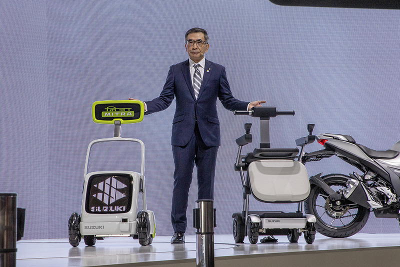 こちらは開発支援モビリティの「KUPO （クーポ）」（右側）と「MITRA（ミトラ）」（左側）。クーポは押し歩きと乗車の両方のスタイルに対応できるという可変式の電動カートだ。使用用途に合わせて形態を変えることで利便性を向上させたという