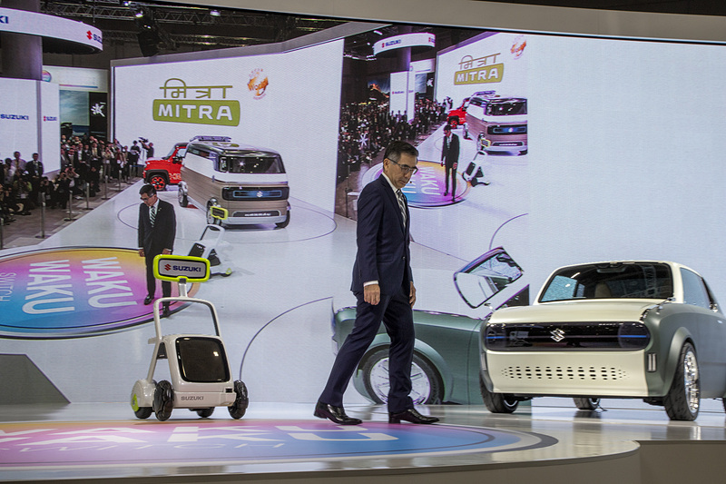 生活支援モビリティの「MITRA（ミトラ）」は買い物などのシーンでクーポや人を支援する自走式のロボット。ミトラは人に付いてくる機能を持っているので、1人で行動するときのパートナーになる。なお、ミトラとはインドの言葉で「友達」という意味だ。ミトラはステージ上を移動する鈴木氏のあとを自動で付いていくデモ動作を披露した