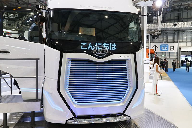 フロント部分に設けたディスプレイで文字情報も表示できる