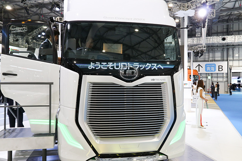 フロント部分に設けたディスプレイで文字情報も表示できる