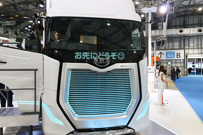 フロント部分に設けたディスプレイで文字情報も表示できる