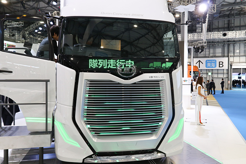 グリルなどに仕込まれた照明も色が変わる