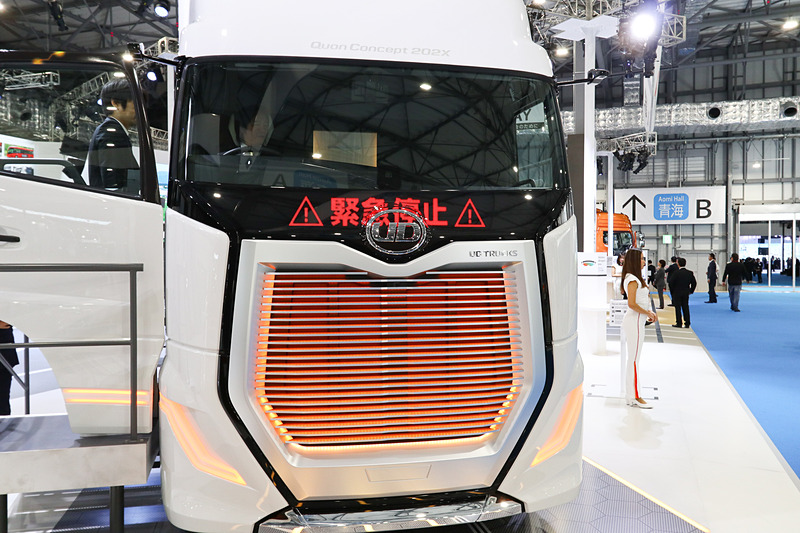 グリルなどに仕込まれた照明も色が変わる