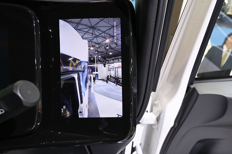 サイドミラーはカメラによるもの