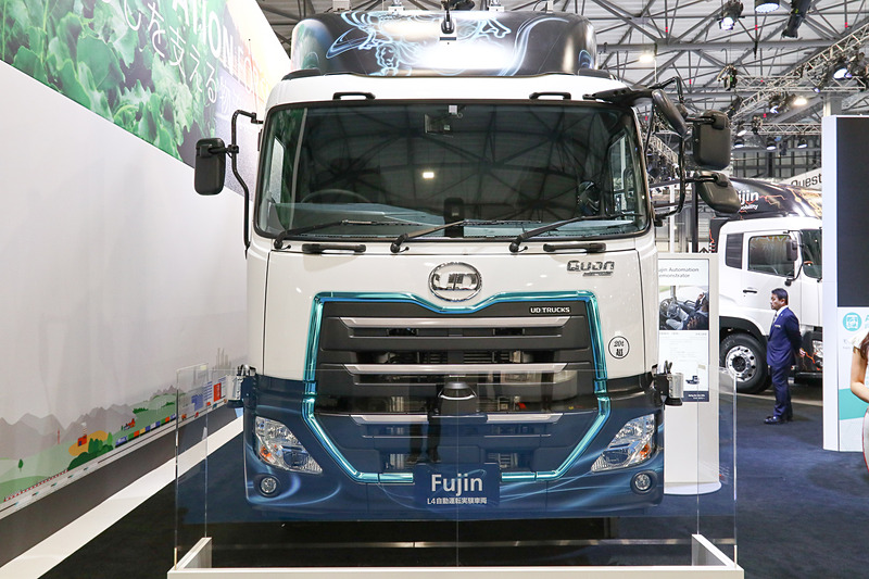 自動運転実験車両の「風神」。センサーが各部に取り付けられている