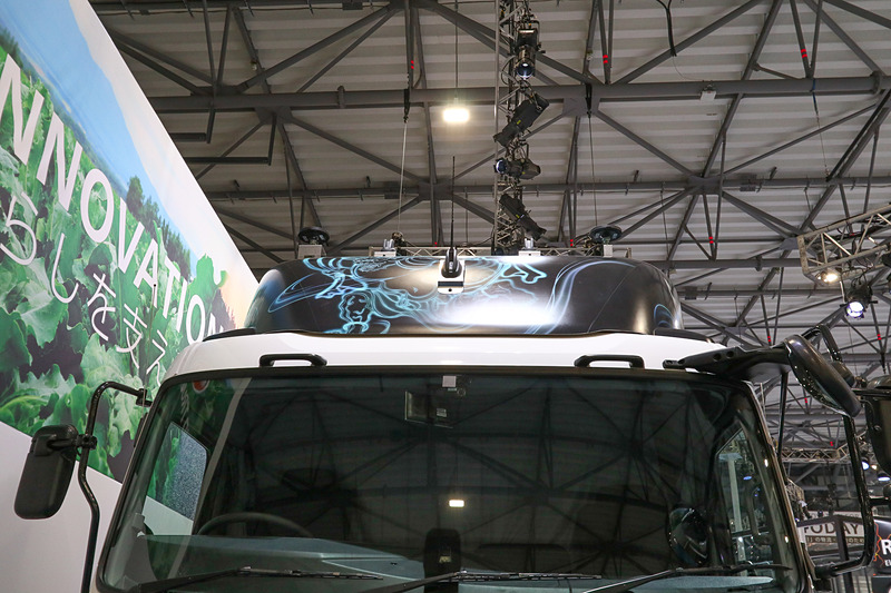 自動運転実験車両の「風神」。センサーが各部に取り付けられている