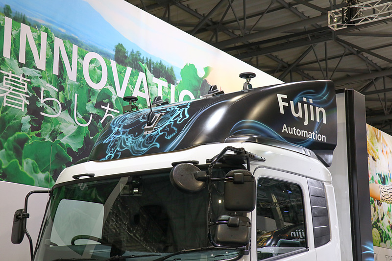 自動運転実験車両の「風神」。センサーが各部に取り付けられている