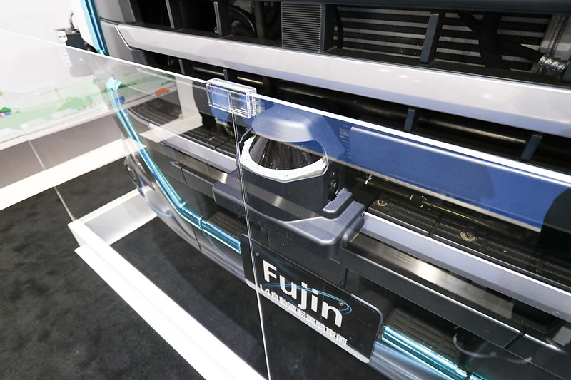 自動運転実験車両の「風神」。センサーが各部に取り付けられている