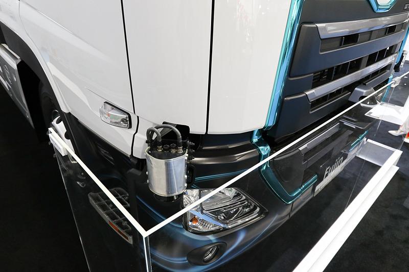 自動運転実験車両の「風神」。センサーが各部に取り付けられている