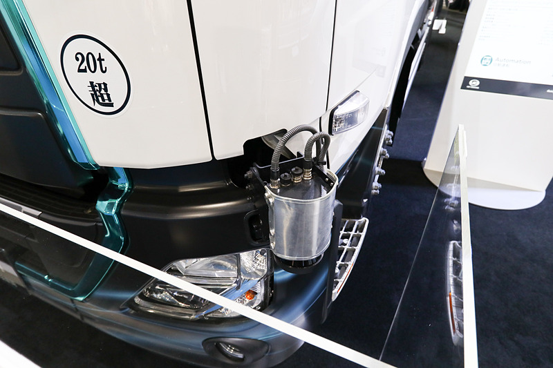 自動運転実験車両の「風神」。センサーが各部に取り付けられている