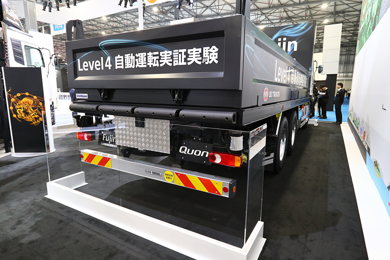 自動運転実験車両の「風神」。センサーが各部に取り付けられている