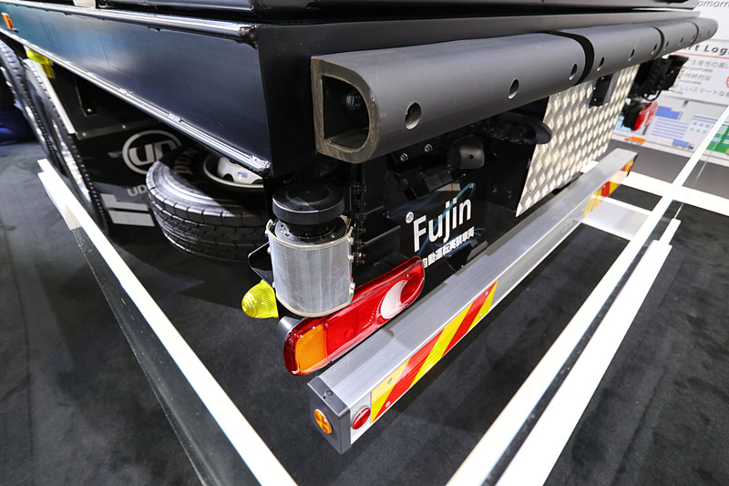 自動運転実験車両の「風神」。センサーが各部に取り付けられている