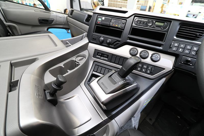 クオン GKトラクター。電子制御式オートマチックトランスミッション「ESCOT-VI」を搭載している