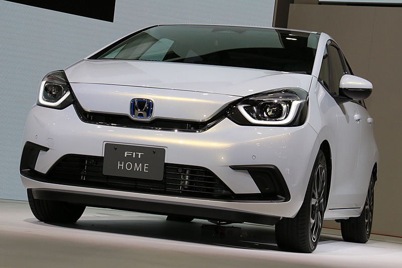 壇上でアンベールが行なわれた新型フィット