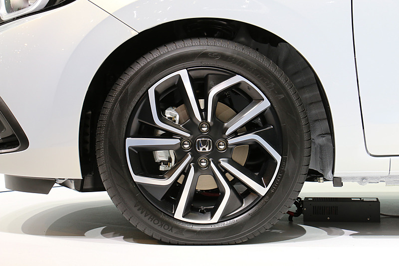 ブラック塗装と光輝仕上げを組み合わせたアルミホイールを採用。タイヤサイズは185/55R16