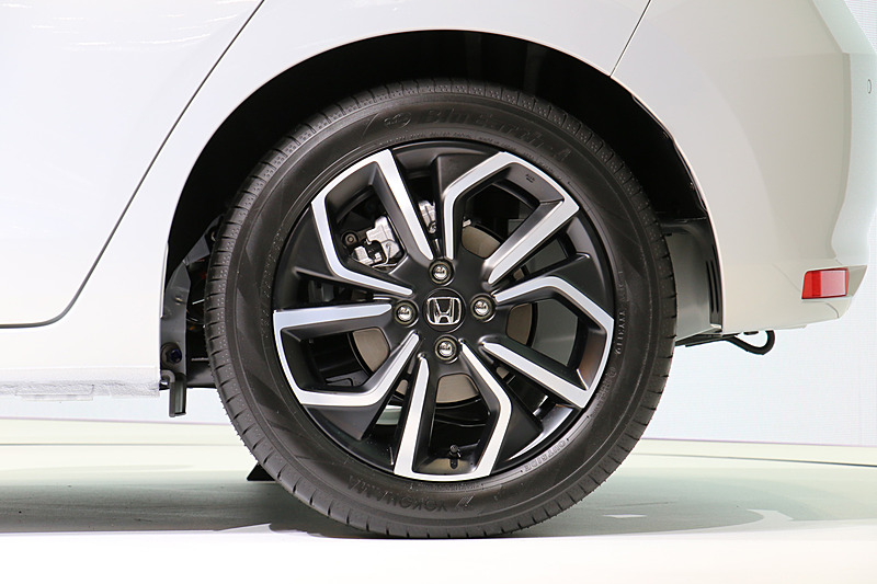 ブラック塗装と光輝仕上げを組み合わせたアルミホイールを採用。タイヤサイズは185/55R16