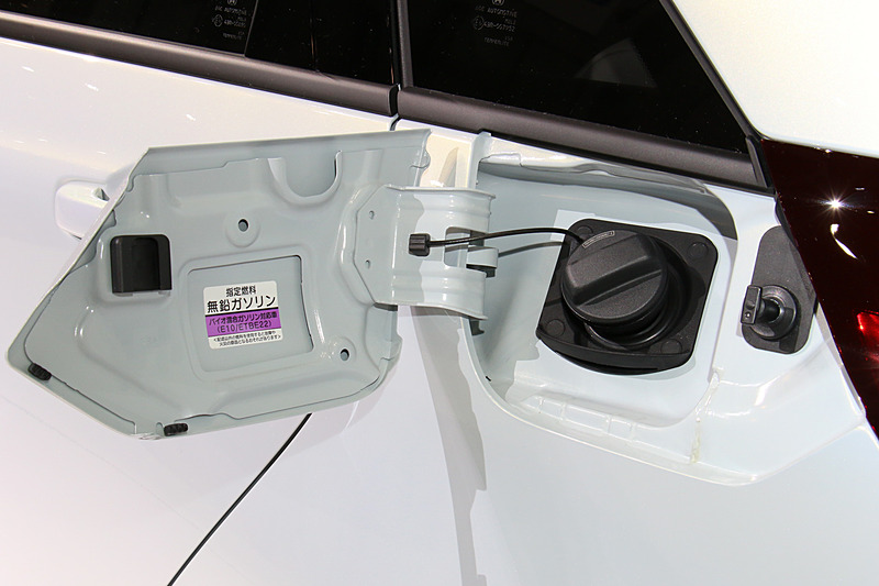 左側のリアコンビネーションランプ前方に給油口を設定