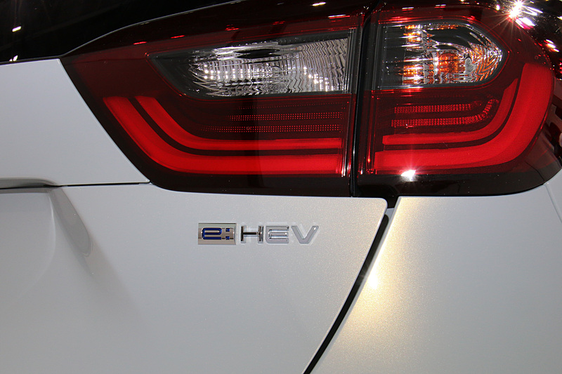 リアハッチの右側には「e：HEV」のエンブレムを装着