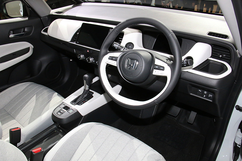 ステアリングホイールは2スポークタイプ。パーキングブレーキは電動式となる