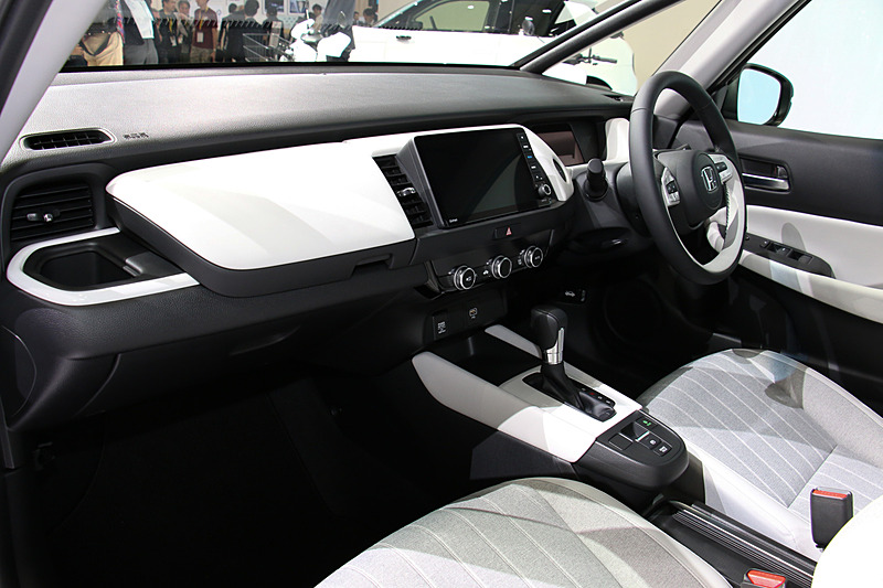 センターコンソールに「ギャザズ」のロゴを備えた大型ディスプレイを設置