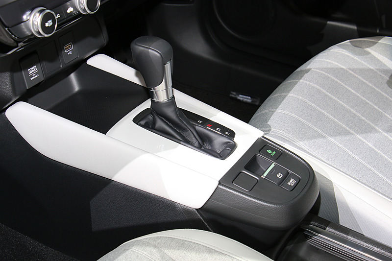 シフトセレクターはストレートタイプ